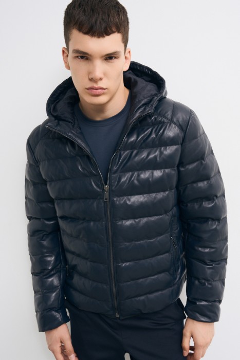 утепленная кожаная куртка с капюшоном. от бренда снежная королева вид слева