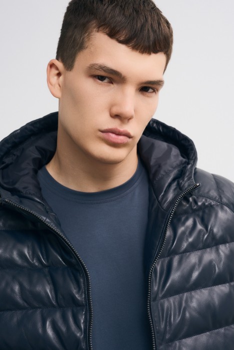 утепленная кожаная куртка с капюшоном. из россии вид сбоку