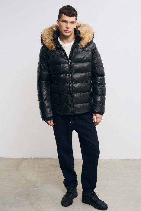 утепленная кожаная куртка с капюшоном от бренда снежная королева вид слева