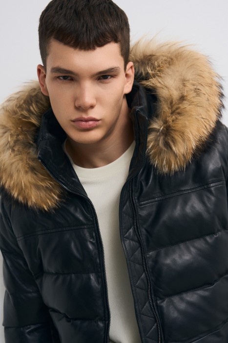 утепленная кожаная куртка с капюшоном из россии вид сбоку