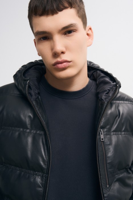 утепленная кожаная куртка с капюшоном из россии вид сбоку