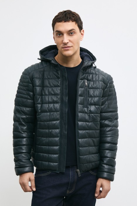 утепленная кожаная куртка с капюшоном от бренда снежная королева вид слева