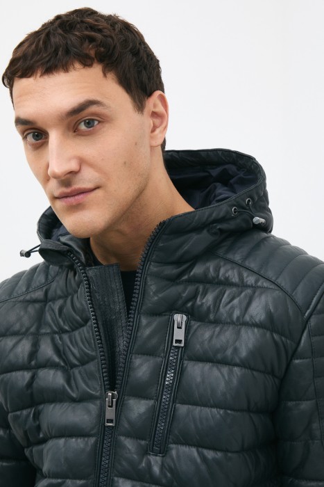 утепленная кожаная куртка с капюшоном из россии вид сбоку