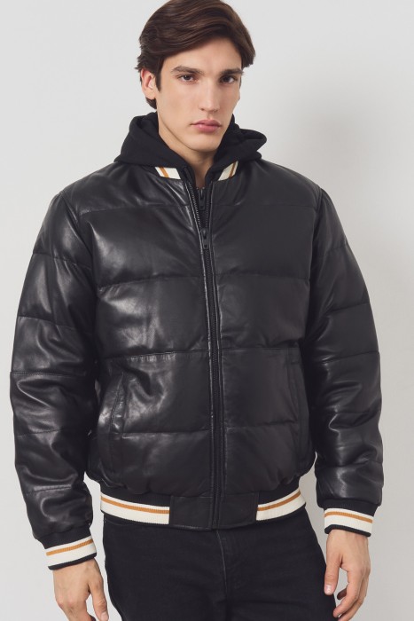 утепленная кожаная куртка с капюшоном от бренда снежная королева вид слева