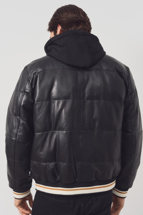 утепленная кожаная куртка с капюшоном из россии вид сбоку