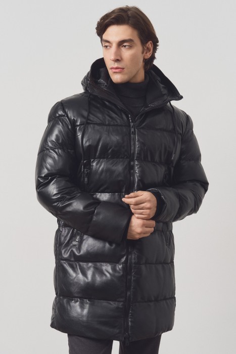 утепленная кожаная куртка с капюшоном от бренда снежная королева вид слева