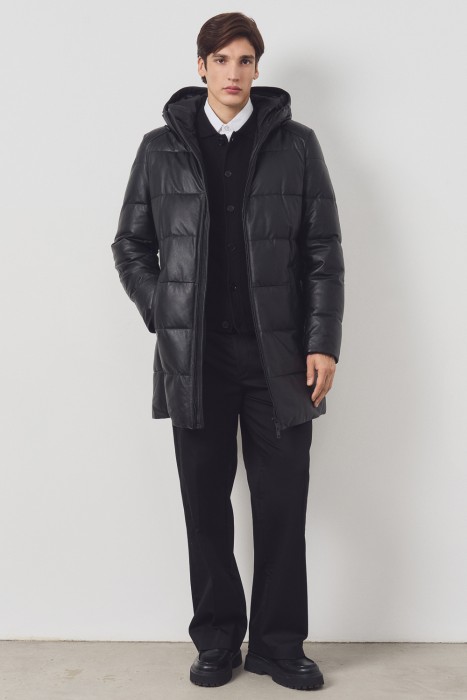 утепленная кожаная куртка с капюшоном от бренда снежная королева вид слева