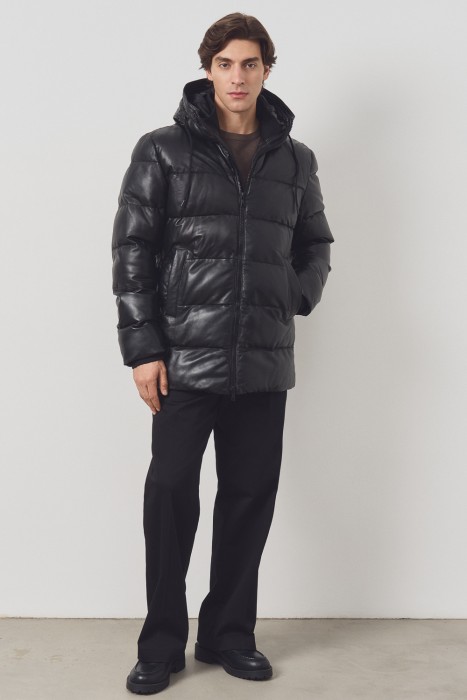 утепленная кожаная куртка с капюшоном от бренда снежная королева вид слева