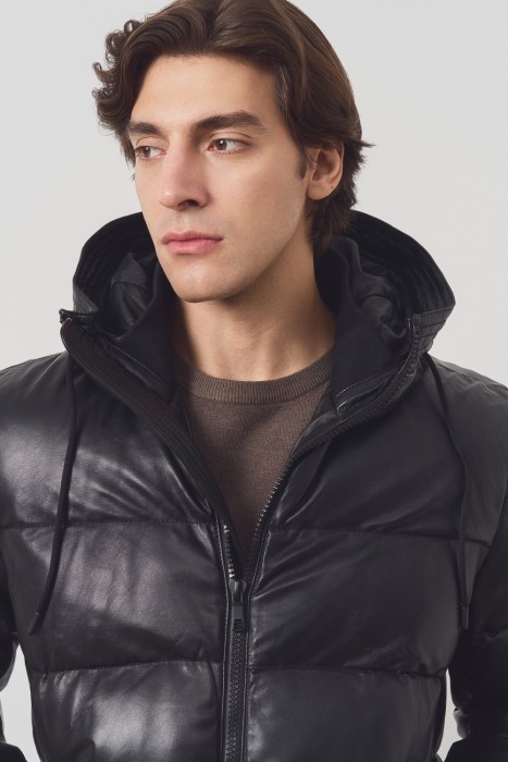 утепленная кожаная куртка с капюшоном из россии вид сбоку