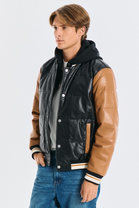 утепленная кожаная куртка с капюшоном из россии вид сбоку