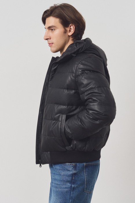 утепленная кожаная куртка с капюшоном от бренда снежная королева вид слева