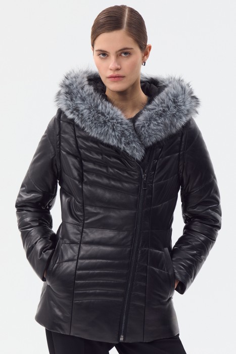 утепленная кожаная куртка с капюшоном от бренда снежная королева вид слева