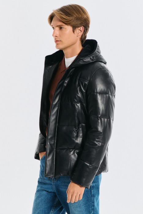 утепленная кожаная куртка с капюшоном от бренда снежная королева вид слева