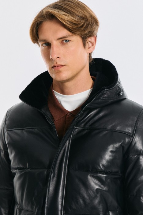 утепленная кожаная куртка с капюшоном из россии вид сбоку