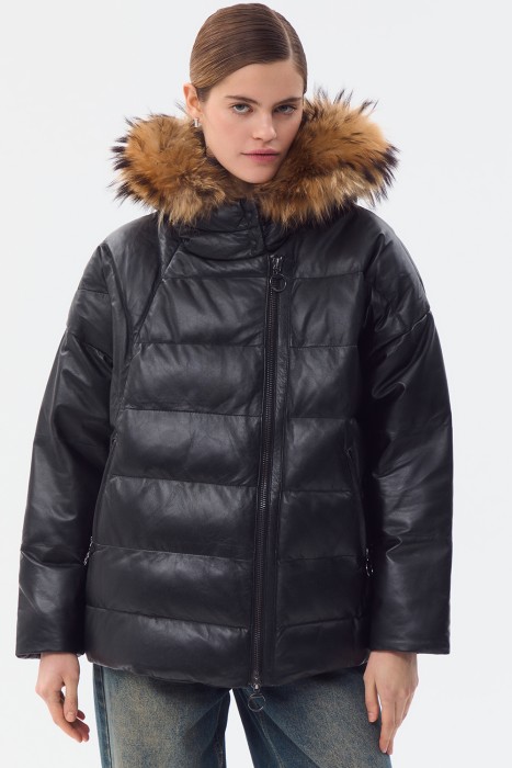 утепленная кожаная куртка с капюшоном от бренда снежная королева вид слева