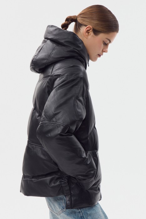 утепленная кожаная куртка с капюшоном от бренда снежная королева вид слева