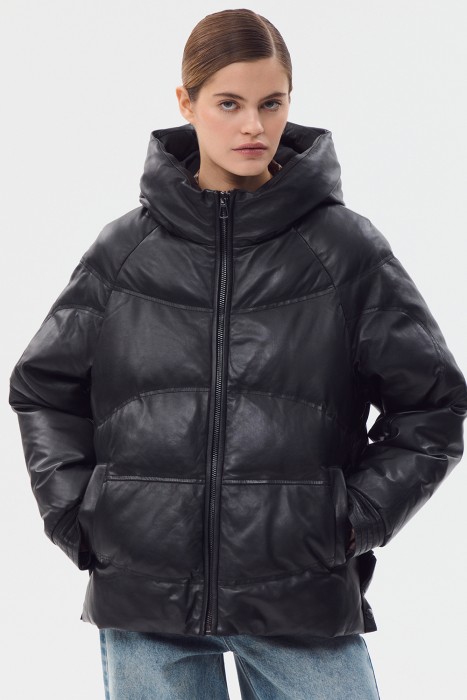 утепленная кожаная куртка с капюшоном из россии вид сбоку