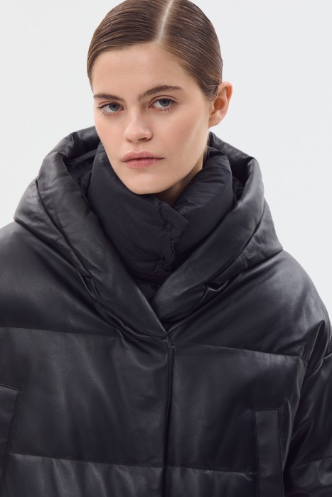 утепленная кожаная куртка с капюшоном из россии вид сбоку