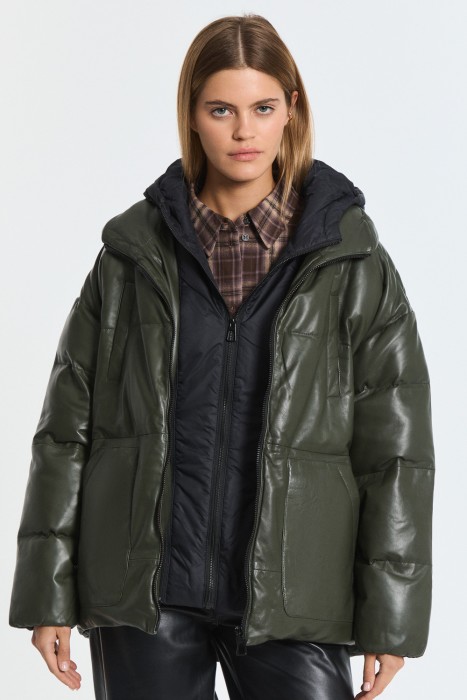 утепленная кожаная куртка с капюшоном от бренда снежная королева вид слева