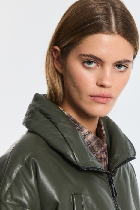 утепленная кожаная куртка с капюшоном из россии вид сбоку