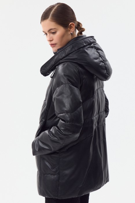 утепленная кожаная куртка с капюшоном от бренда снежная королева вид слева
