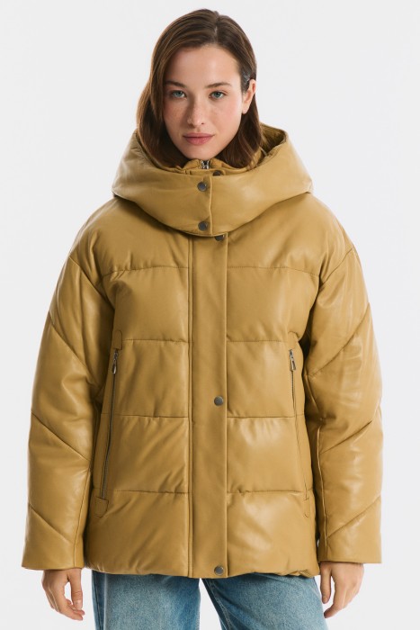 утепленная кожаная куртка с капюшоном от бренда снежная королева вид слева