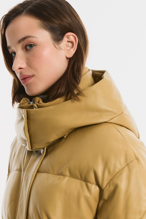 утепленная кожаная куртка с капюшоном из россии вид сбоку