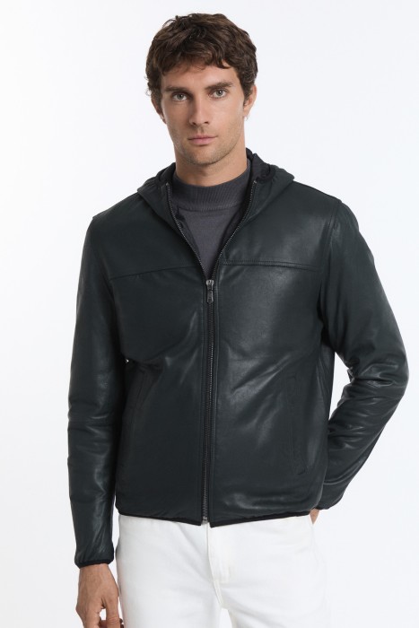 утепленная кожаная куртка с капюшоном от бренда снежная королева вид слева