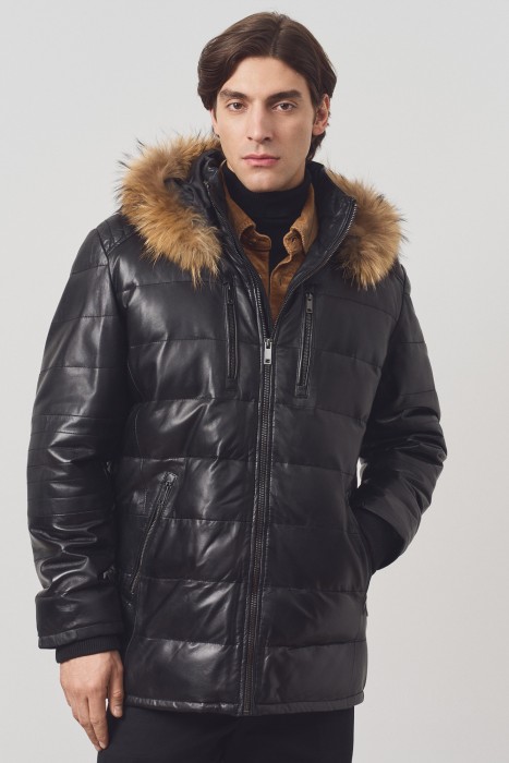 утепленная кожаная куртка с капюшоном от бренда снежная королева вид слева