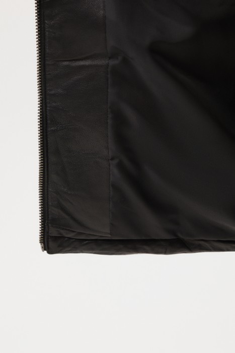 утепленная кожаная куртка с капюшоном из россии вид сбоку