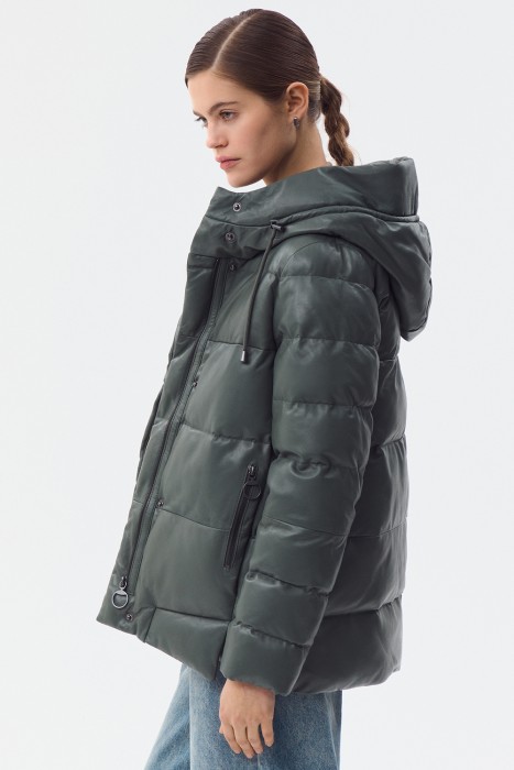 утепленная кожаная куртка с капюшоном от бренда снежная королева вид слева