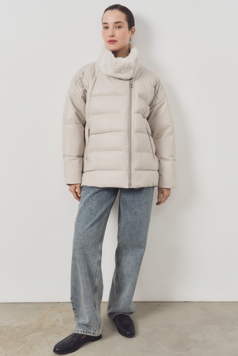 утепленная кожаная куртка с меховой отделкой от бренда снежная королева вид слева