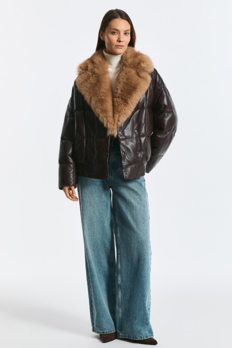утепленная кожаная куртка с меховой отделкой от бренда снежная королева вид слева
