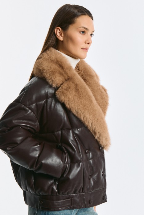 утепленная кожаная куртка с меховой отделкой из россии вид сбоку