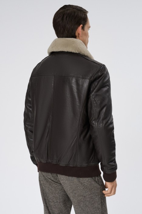 утепленная кожаная куртка с отделкой овчиной по цене 13450 руб вид справа