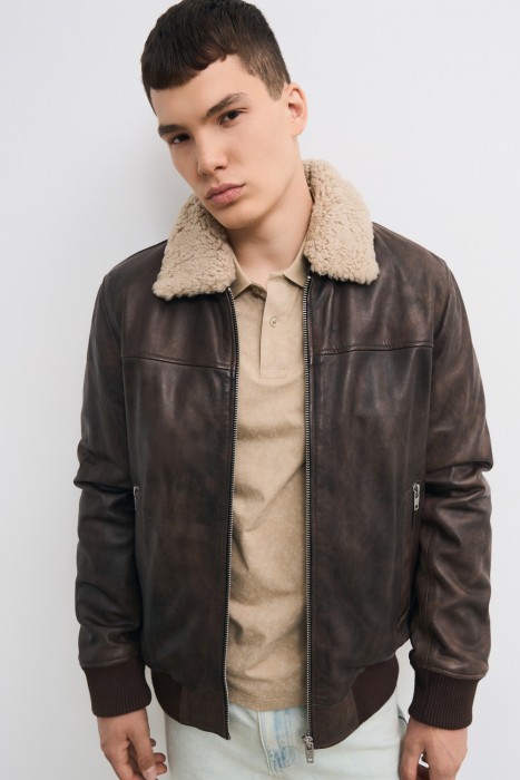 утепленная кожаная куртка от бренда снежная королева вид слева