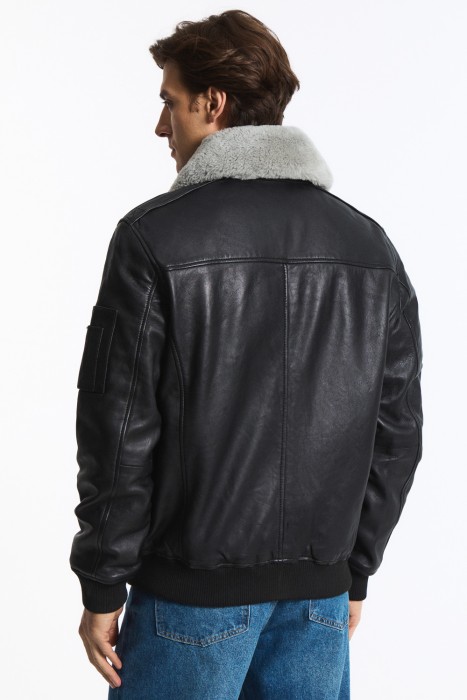 утепленная кожаная куртка по цене 9370 руб вид справа