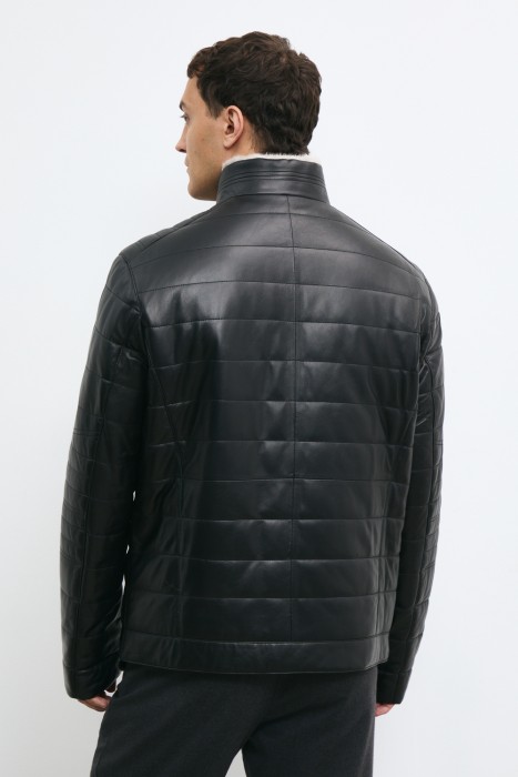 утепленная кожаная куртка по цене 22840 руб вид справа