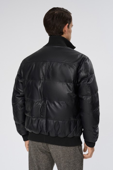 утепленная кожаная куртка по цене 10600 руб вид справа