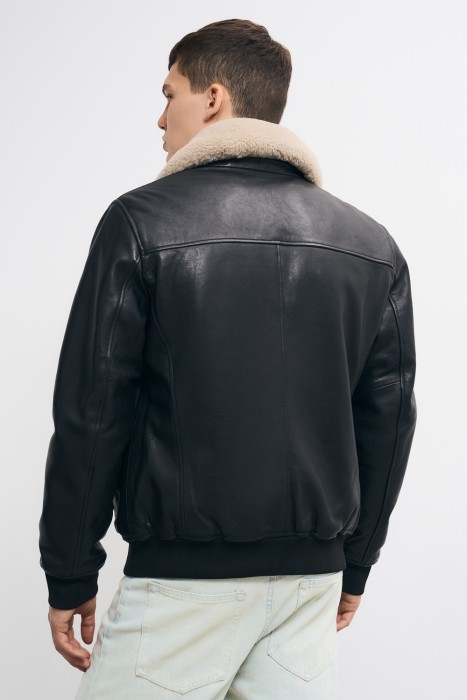 утепленная кожаная куртка по цене 13040 руб вид справа