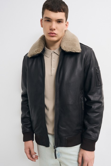 утепленная кожаная куртка от бренда снежная королева вид слева