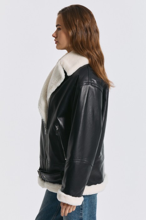 утепленная кожаная куртка от бренда снежная королева вид слева