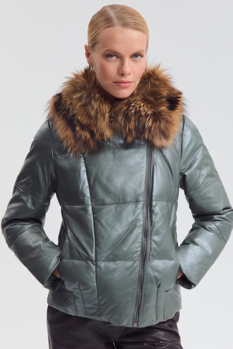 утепленная кожаная куртка от бренда снежная королева вид слева