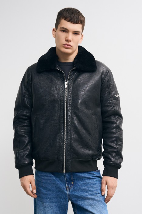 утепленная кожаная куртка от бренда снежная королева вид слева