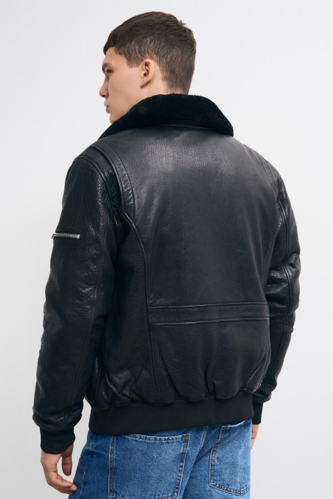 утепленная кожаная куртка по цене 14080 руб вид справа