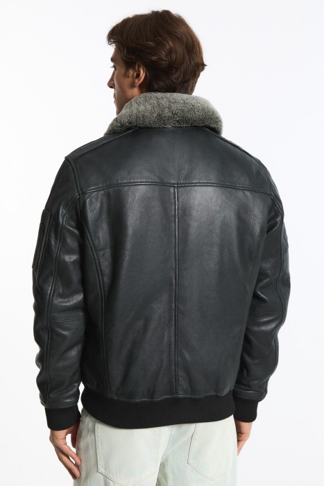 утепленная кожаная куртка от бренда снежная королева вид слева