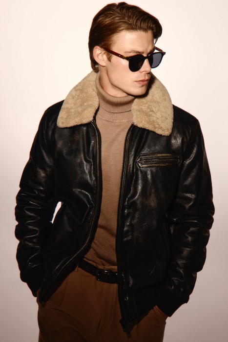 утепленная кожаная куртка от бренда снежная королева вид слева