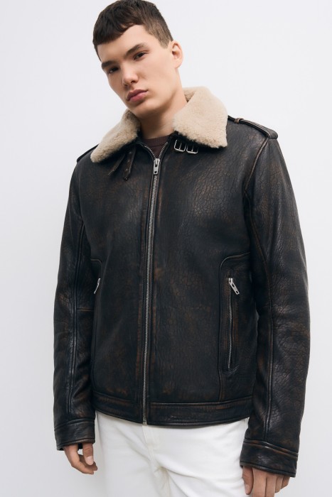 утепленная кожаная куртка от бренда снежная королева вид слева