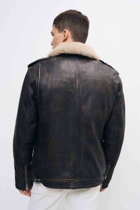 утепленная кожаная куртка по цене 11330 руб вид справа