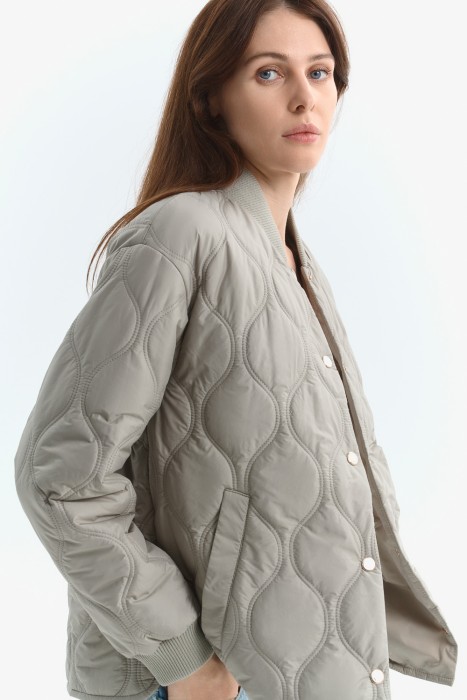 утепленная куртка-бомбер от бренда снежная королева вид слева